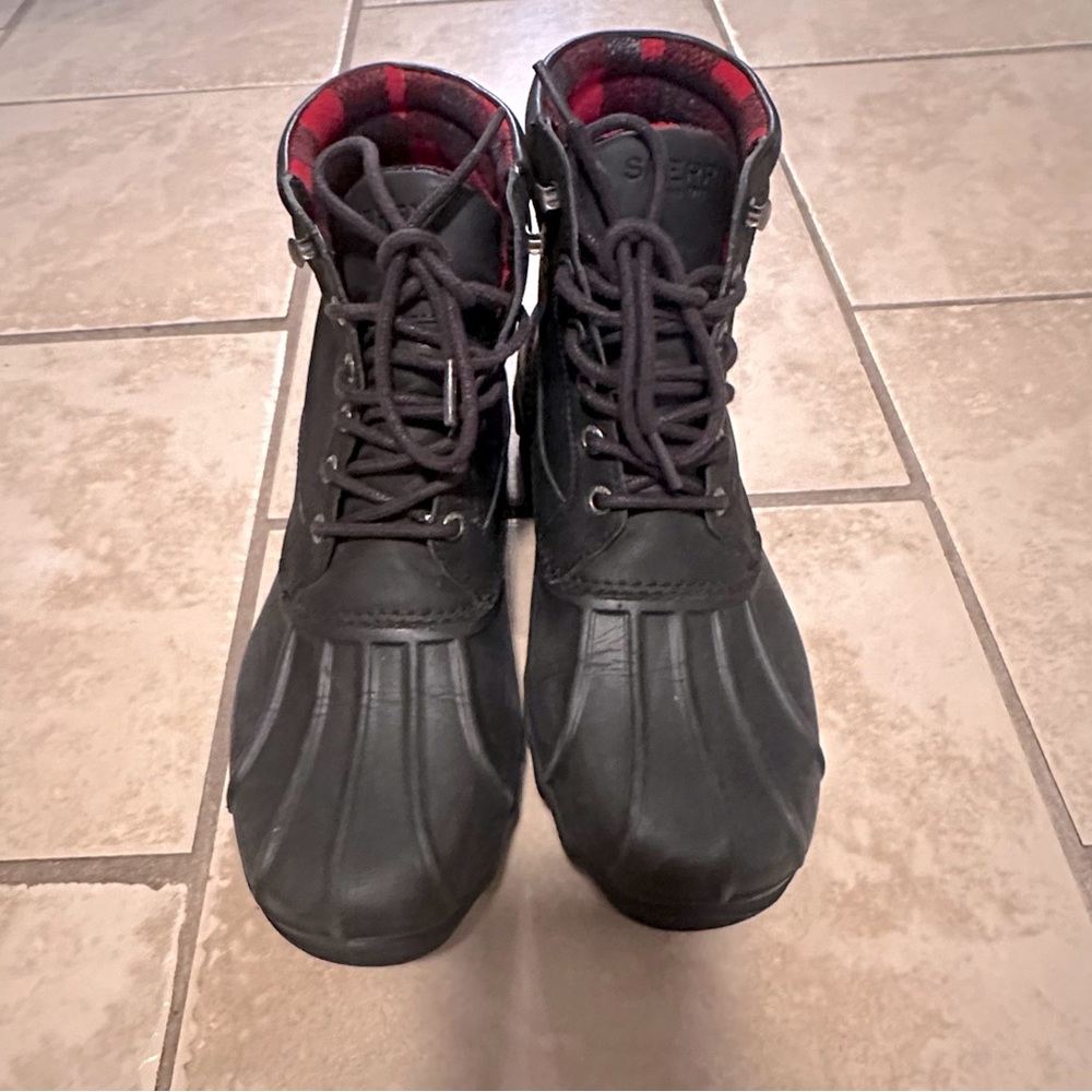 NEW condition: SPERRY Topsider Brewster waterproof boots. Light weight.